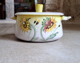 Very pretty, small, vintage, French, hand painted, handmade, Breton Poêlon en terre / Caserole clay pot with lid. Circa 1970's / 80's