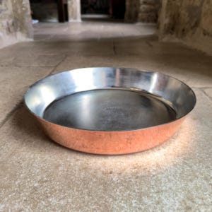 Piękna, duża, wysokiej jakości, zabytkowa, francuska forma do tarty/ciasta z miedzi o grubości 2 mm, wyprodukowana w Villedieu-les-Poêles. Około lat 80. XX wieku.