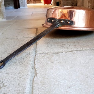 Zeer mooie, grote, antieke, Franse, met de hand gehamerd koper met roldeksel, open haard/schoorsteen, steelpan. Circa eind 1800 begin 1900