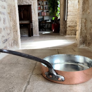 Absolutely stunning, large, 32cm professional quality, antique, French, 2.5 - 4 mm, copper sauté pan. Circa late 1800&#39;s / early 1900&#39;s