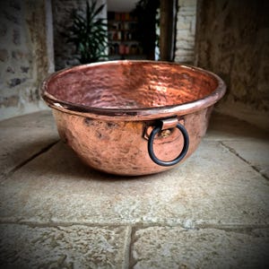 Gorgeous, antique, French, professional quality, hand hammered, handmade, 26cm rolled top copper mixing bowl. Circa early to mid 1800&#39;s
