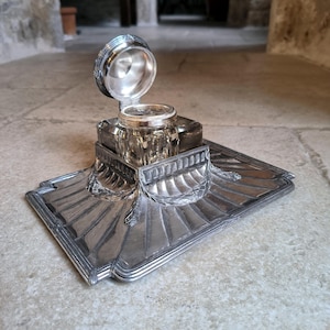 Très bel encrier français Art déco en bronze argenté avec encrier original en cristal de Christofle Paris. Vers les années 1920