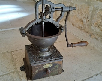 Kaffeemühle. Sehr schöne, antike, französische, große, gusseiserne, Gebrüder-Kaffeemühle von Citroen mit Holzschublade. Circa Anfang 1900