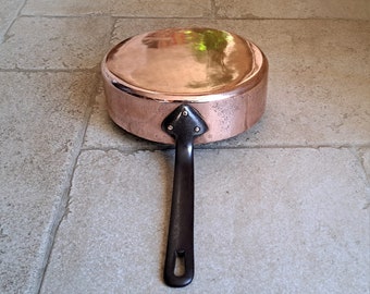 Preciosa sartén antigua francesa de 25 cm, martillada a mano, de cobre de 2 mm, de A La Ménagère de París. De principios del siglo XX.