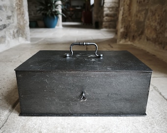 Magnífica caja fuerte francesa de hierro, grande, pesada y de estilo vintage, con llave. De los años 30/40.