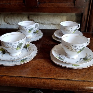Tasses à thé, soucoupes et assiettes à gâteau. Superbe lot de 4 pièces anglaises vintage en porcelaine tendre, fabriquées par Colclough en Angleterre. Vers les années 60