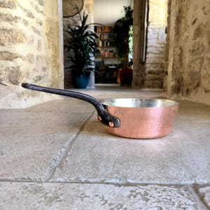 Gorgeous, rare, professional quality, vintage, French, 22cm hand hammered, 2.8mm copper, Windsor / tapered pan. Circa 1940&#39;s / 50&#39;s