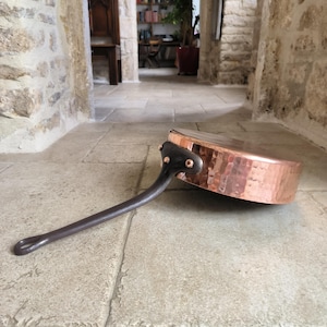 Magnifique, rare, grande, qualité professionnelle, vintage, française, 30 cm martelé à la main, 3,3 mm cuivre, sauteuse. Vers les années 40/50