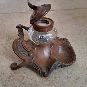 Très beau, ancien, français, art nouveau, encrier fabriqué et signé par N. Vidal avec réservoir en verre d'origine. Vers le début des années 1900