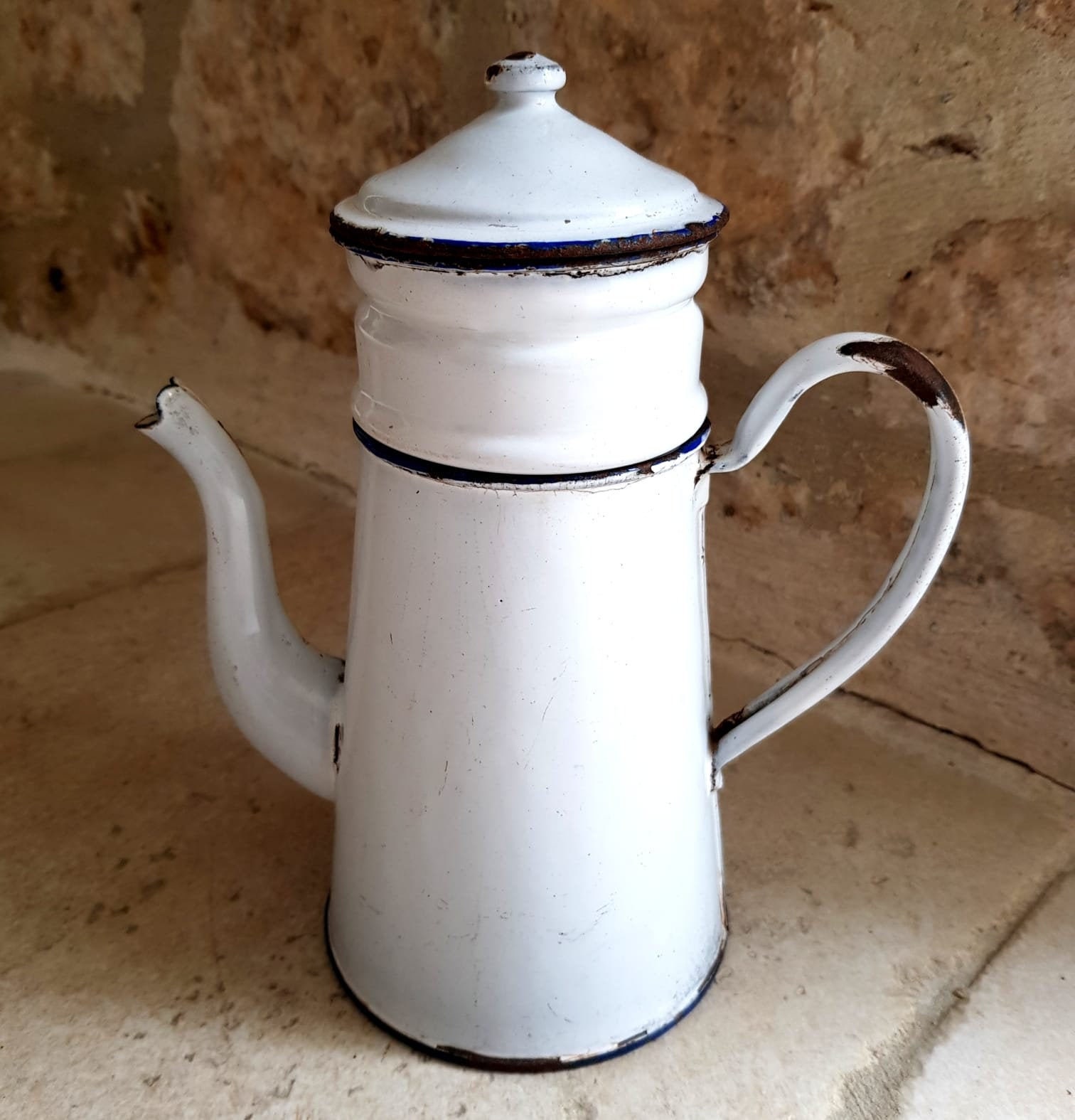 Belle Cafetière Biggin, Vintage, Français, Émaillée en Blanc avec Tuyauterie Bleue, Filtre et Couver