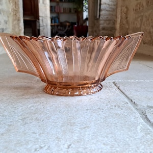 Vintage, Art Deco, Rose glass bowl. Stunning, vintage, Belgian, rose Depression Glass, bowl / table centre piece, Circa 1930&#39;s