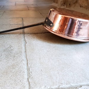 Zeer mooie, grote, antieke, Franse, met de hand gehamerd koper met roldeksel, open haard/schoorsteen, steelpan.  Circa eind 1800 begin 1900