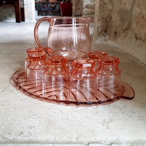Piękny, antyczny, francuski, lata 30. XX wieku, Art Deco, różowy, szkło z okresu Wielkiego Kryzysu, serwis do aperitifów. Około lat 30. XX wieku