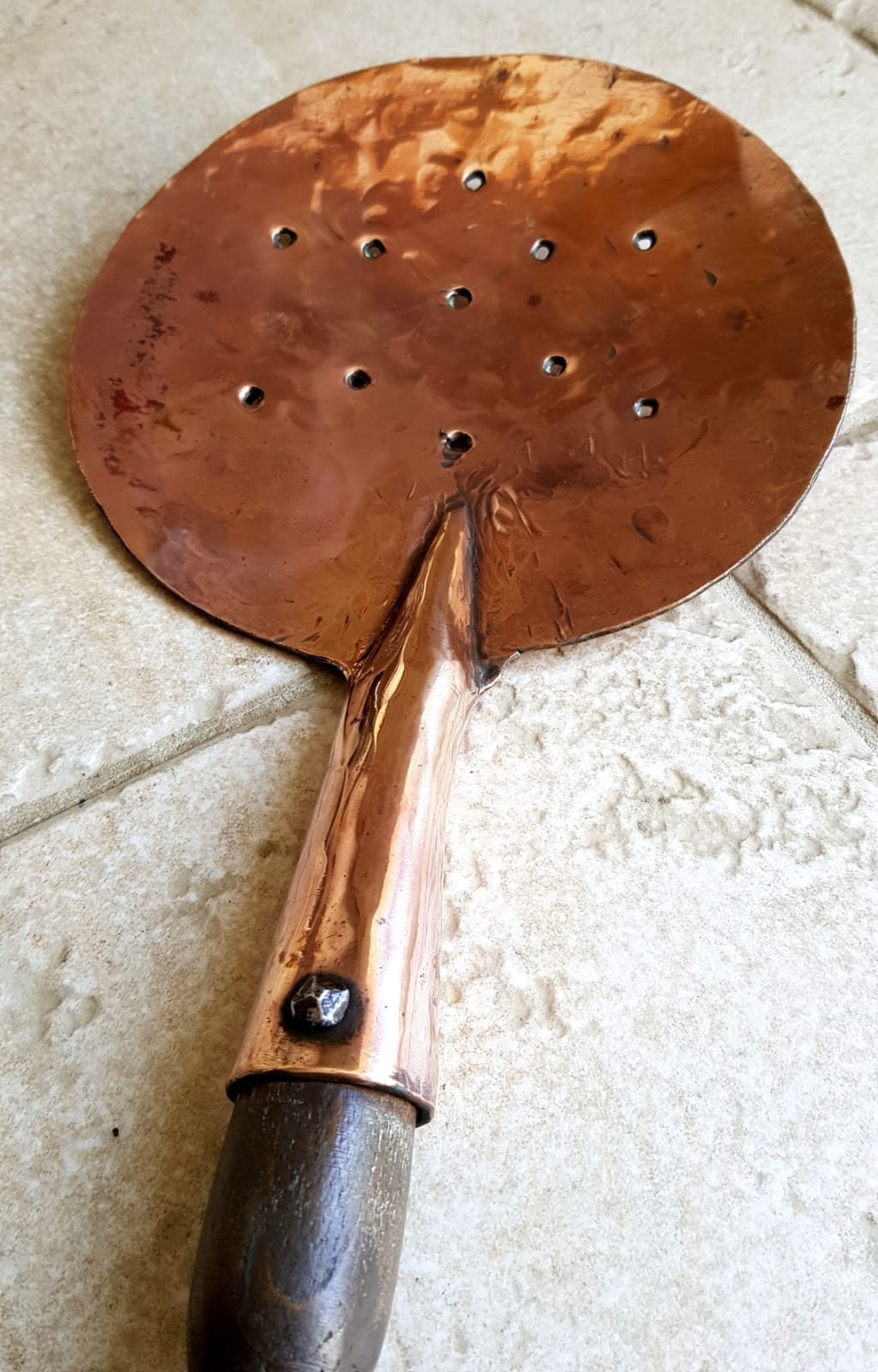 Très Beau, Grand, Vintage, Français, Fait à La Main, Passoire/Écumoire en Cuivre Massif avec Long Ma