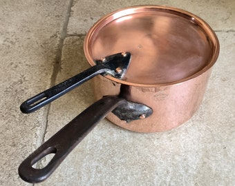 Superbe casserole « Grands Magasins Du Louvre Paris » en cuivre martelé à la main de 2,2 mm, française, antique, de qualité professionnelle avec couvercle. Vers 1920