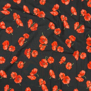 Tessuto trapuntato in cotone stampato vintage nero con papaveri rossi