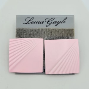 Vintage NUOVI anni '80 Laura Gayle Orecchini a clip geometrici quadrati rosa su orecchini Bigiotteria Retro Borchie da donna pieghettate testurizzate su cartoncino