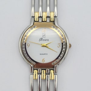 Vintage Riviera bicolore montre-bracelet pour femme avec strass et bande ajourée bijoux fantaisie accessoires horlogerie femme