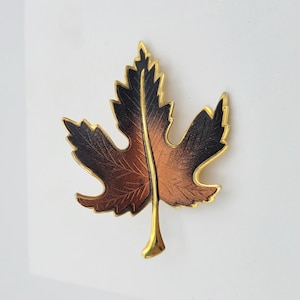 Vintage Gold Tone Concave Esdoornblad Broche met Koper & Bruin Emaille Kostuum Sieraden Retro Verklaring Vrouwen Pin Glanzende Dunne Curve Curl Stem