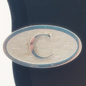 Clip de corbata ovalado en tono plateado vintage con letra "C" Traje de traje inicial Accesorios para hombres Monograma retro Capital Pequeño 1" Cromo texturizado