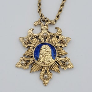 Vintage Gold Tone Kaiser Leopold I Holy Roman Emperor Austria Pendant with Gold Tone Rope Chain Necklace Costume Jewelry Retro Statement