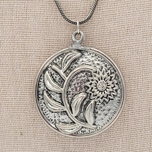 Vintage Heavy Silver Tone Sunflower Design Pendant Necklace with Adjustable Serpentine Chain Costume Jewelry Retro Women Floral Round Chunky