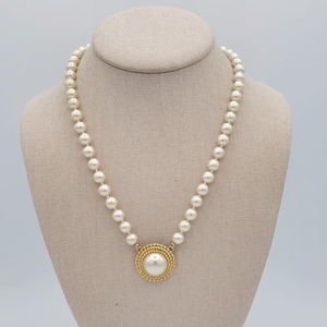 Vintage White Single Strand Faux Pearls with Round Gold Tone Pendant Necklace Costume Jewelry Retro Statement White Ivory Beads 19.5&quot; Long
