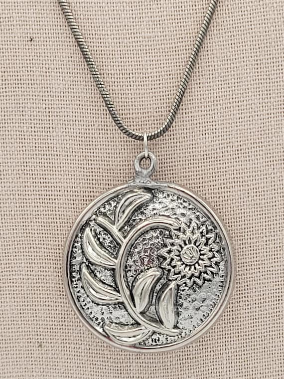 Vintage Heavy Silver Tone Sunflower Design Pendant Necklace with Adjustable Serpentine Chain Costume Jewelry Retro Women Floral Round Chunky