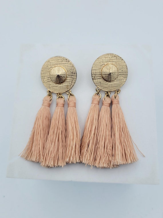 Vintage Gold Tone Textured Disc Dangle Earrings with Pale Pink String Tassels Costume Jewelry Retro Women Statement 3" Long Circle Circular