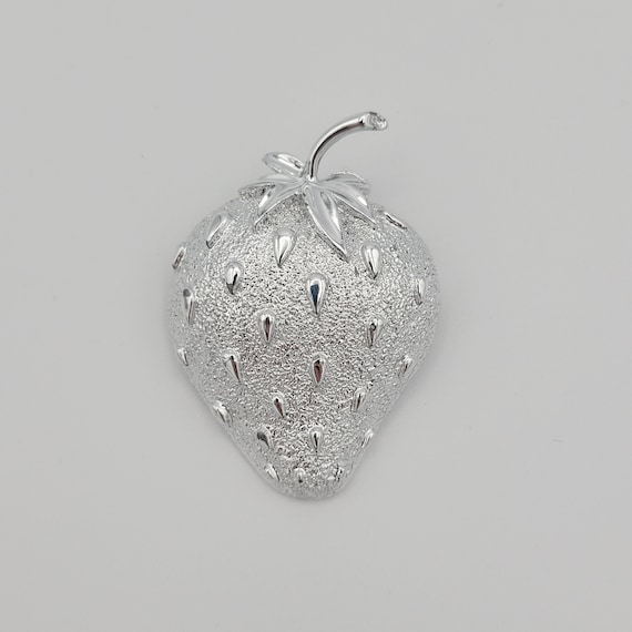 Vintage Sarah Coventry Silver Tone Strawberry Ice Brooch Costume Jewelry Retro Statement Women Pin Textured Large Oversize Seeds Stem Leaves