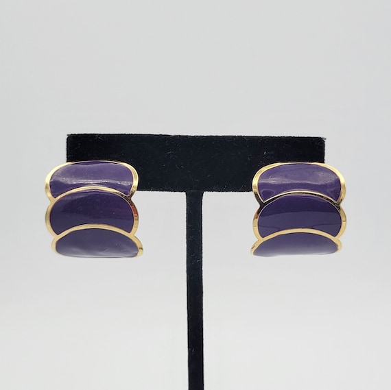 Vintage 1980s Lightweight Gold Tone & Purple Enamel Stacked Oval Half Hoop Earrings Costume Jewelry Retro Women Statement Wide Violet Curve