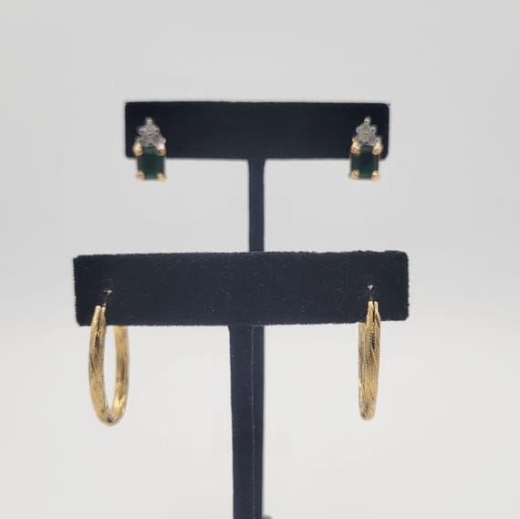 Two Pairs of Vintage Gold Tone Metallic Earrings Hoops & Faux Emeralds Costume Jewelry Statement Accessories Women Green Textured Shiny