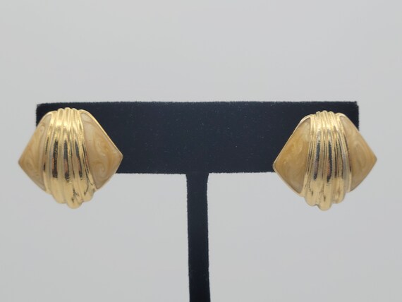Vintage 1980s Gold Tone Fan Shaped Stud Earrings with Marbled Beige Enamel Costume Jewelry Statement Retro Accessories Women 3/4" Dome