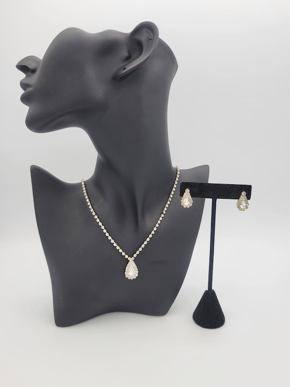 Vintage Silver Tone Teardrop Rhinestone Encrusted Jewelry Set with Necklace & Earrings Costume Jewelry Retro Women Formal Pear Faceted