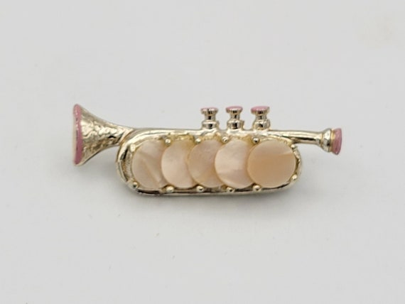 Vintage Silver Tone & Seashell Trumpet Brooch with Pink Enamel Costume Jewelry Retro Statement Women Pin Instrument Brass Funnel Mouthpiece