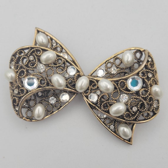 Vintage Gold Tone Openwork Ribbon Brooch with Rhinestones & Faux Pearl Cabochons Costume Jewelry Retro Statement Women Pin Filigree Large