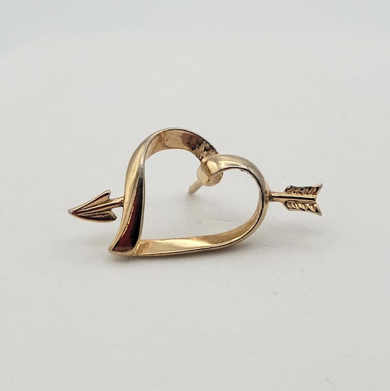 Vintage 1980s Avon Love Struck Gold Tone Openwork Heart & Arrow Pin Brooch Costume Jewelry Retro Statement Women Valentine's Day Cupid Tack