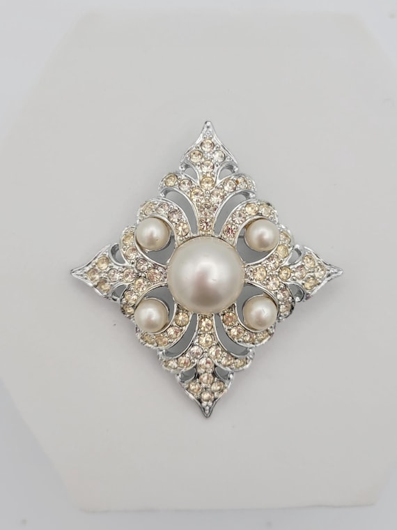 Vintage 1970s Sarah Coventry Persian Princess Silver Rhinestone Encrusted Brooch with Faux Pearls Lapel Pin Costume Jewelry Women Statement