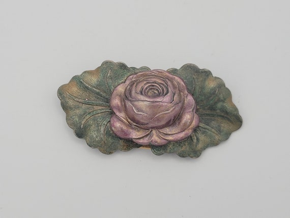 Vintage Stacked Metal Pink Rose & Green Leaves Brooch Costume Jewelry Retro Statement Women Pin Enamel Relief Textured Flower Floral