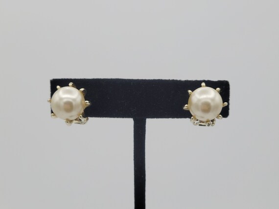 Vintage Silver Tone Single Faux Pearl Clip On Earrings w/ Long Prongs Costume Jewelry Statement Retro Accessories Women White Ivory Minimal