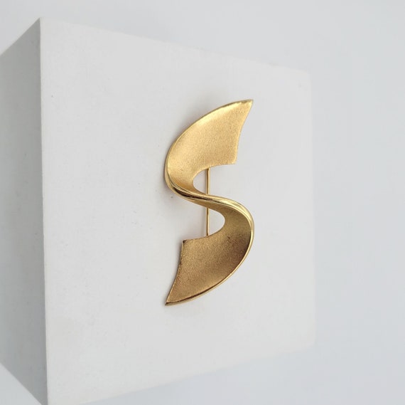 Vintage Sarah Coventry Gold Tone S Curve Brooch Costume Jewelry Retro Women Statement Pin Chrome & Brushed Finish Textured Ribbon Curled