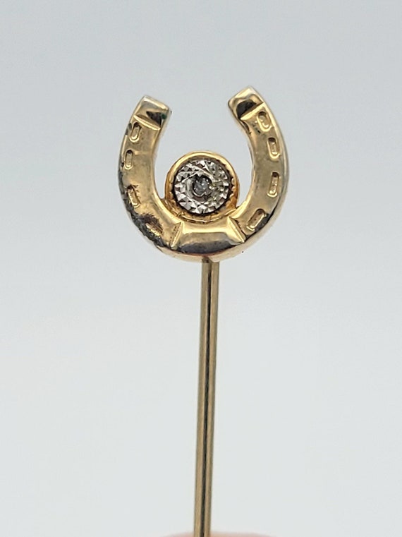 Vintage Gold Tone Openwork Upside Down Horseshoe Stick Pin with Rhinestone Costume Jewelry Retro Statement Women Straight Hat Brooch Luck