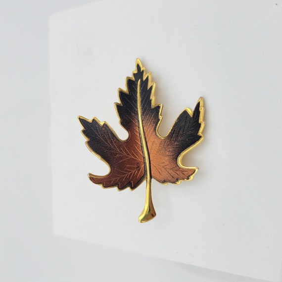 Vintage Gold Tone Concave Maple Leaf Brooch with Copper & Brown Enamel Costume Jewelry Retro Statement Women Pin Shiny Thin Curve Curl Stem
