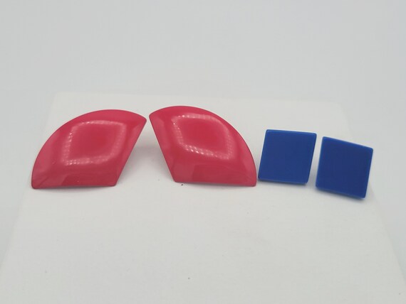 2 Pair of Vintage 1980s Geometric Earrings Costume Jewelry Retro Women Statement Hot Pink Enamel Metal Fans Blue Plastic Diamond Studs
