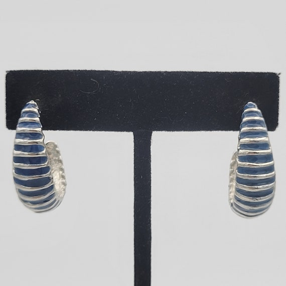 Vintage Textured Silver Tone Ribbed Hoop Stud Earrings with Blue Enamel Costume Jewelry Retro Women Simple Minimal Scallop Half Moon Accent