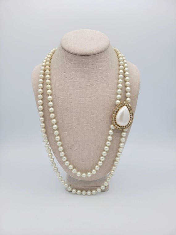 Vintage Two-Strand White Faux Pearl Beaded Necklace with Gold-Tone Teardrop Side Set Pendant Costume Jewelry Retro Women Statement Cabochon