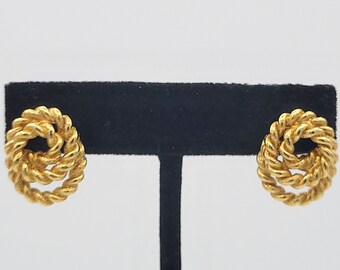 Vintage 1980s Monet Gold Tone Looped Rope Textured Oval Stud Earrings Costume Jewelry Retro Simple Small Knot Nautical Sailing Boating