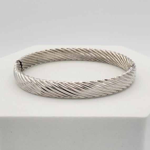 Vintage 1970s Monet Silver Tone Rope Patterned Push Button Clasp Hinged Hinged Bangle Bracelet Costume Jewelry Women Accessories Statement
