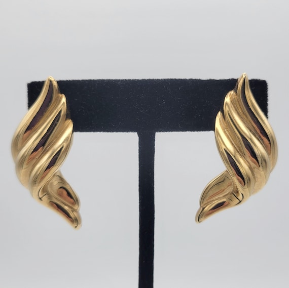 Vintage Gold Tone Shiny Wing Shaped Screwback Clip On Earrings Statement Retro Women Accessories Costume Jewelry Curve Textured Ridges