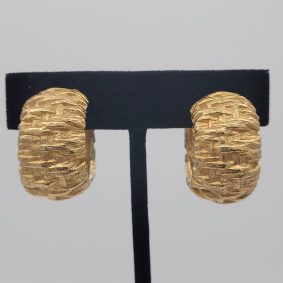 Vintage 1960s Napier Gold Tone Wide Weave Pattern Hoop Huggie Clip-On Earrings Costume Jewelry Retro Statement Women Chunky Hugger Oversize